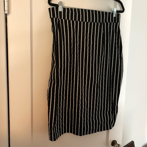 Laura Byrnes Pencil skirt in Victorian Stripe - Picture 2 of 3